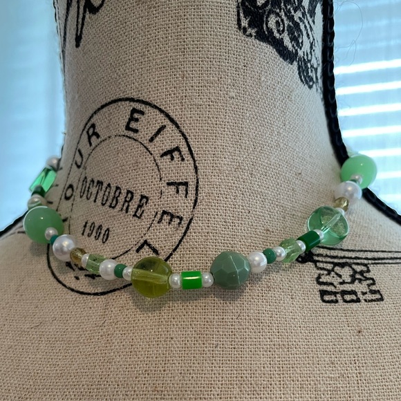 💚 Green Choker - Upcycled from Vintage Beads - Picture 4 of 6
